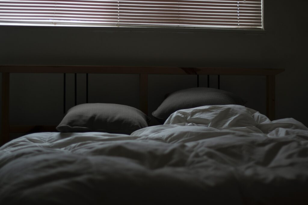 Reduzir a luminosidade do ambiente pode melhor o sono.